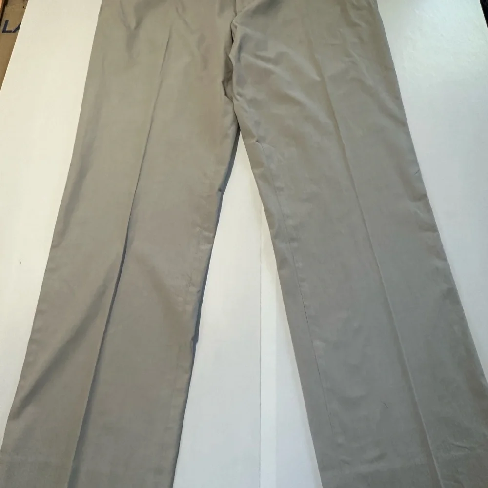 Banana republic men’s 36/32 classic fit pants, light gray, front/back pockets‎
